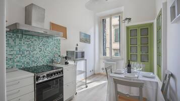 Family Apartment, 2 Bedrooms, Kitchen | Private kitchen | Electric kettle, toaster