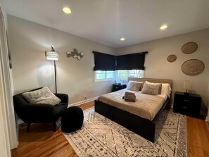 3 habitaciones, escritorio y tabla de planchar con plancha