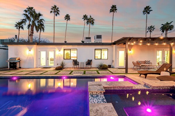 حمّام سباحة مُدفَّأ