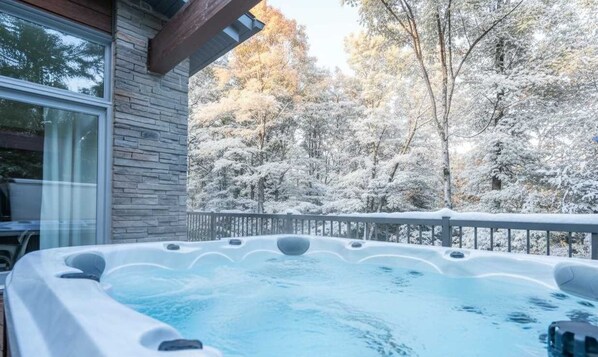 Outdoor spa tub - Spa, River and Comfort - Domaine de la Seigneurie (Sainte-Béatrix)