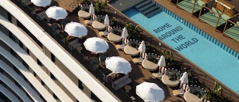 Una piscina al aire libre de temporada