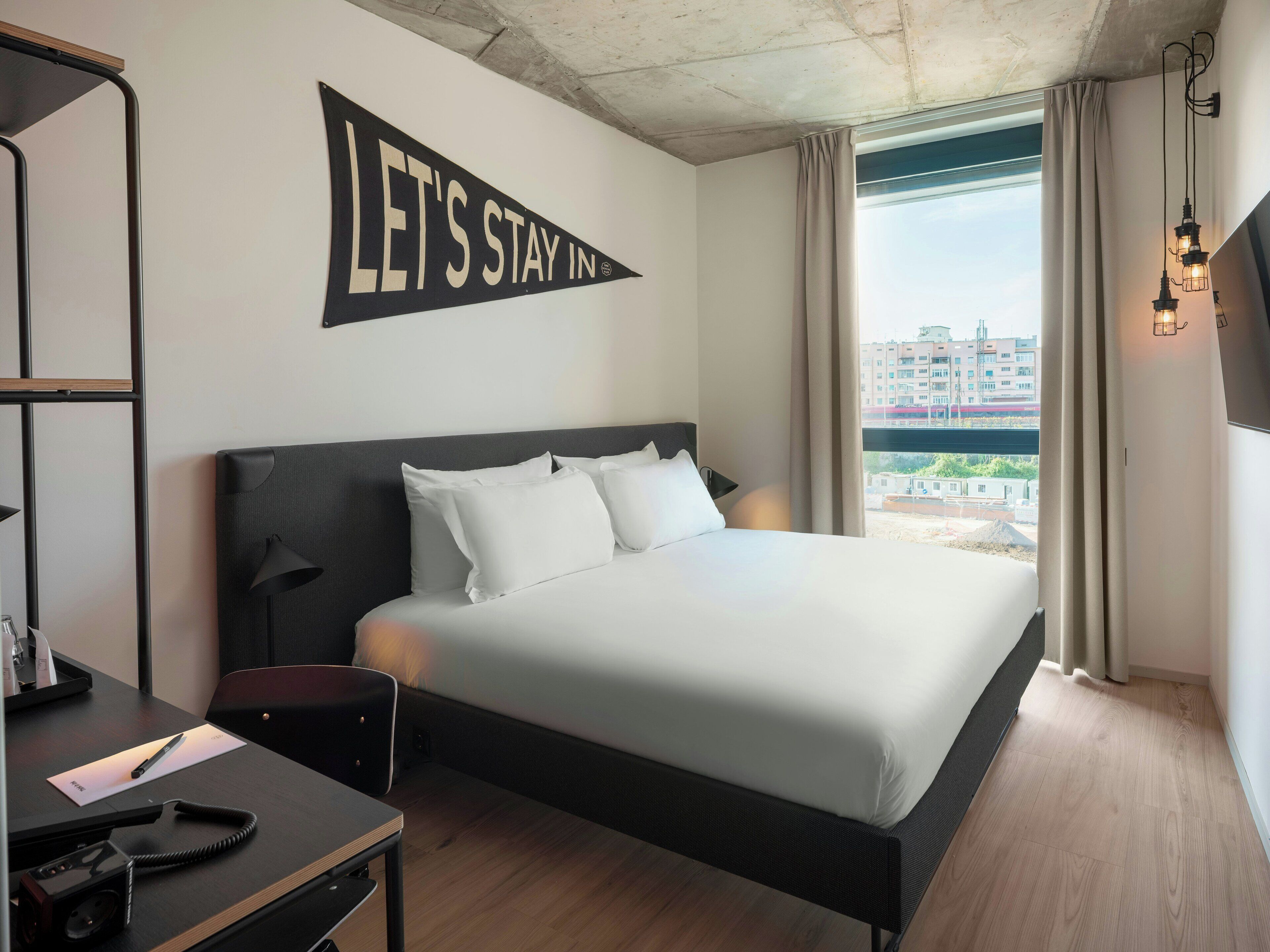 Rom – deluxe | Sengetøy av topp kvalitet, minibar, safe på rommet og skrivebord