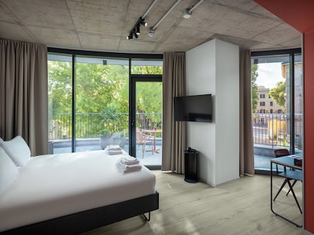 Deluxe Studio | Premium bedding, minibar, in-room safe, desk. The Social Hub Rome