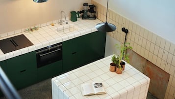 Een koelkast, een oven, een vaatwasser, een koffiezetapparaat/waterkoker