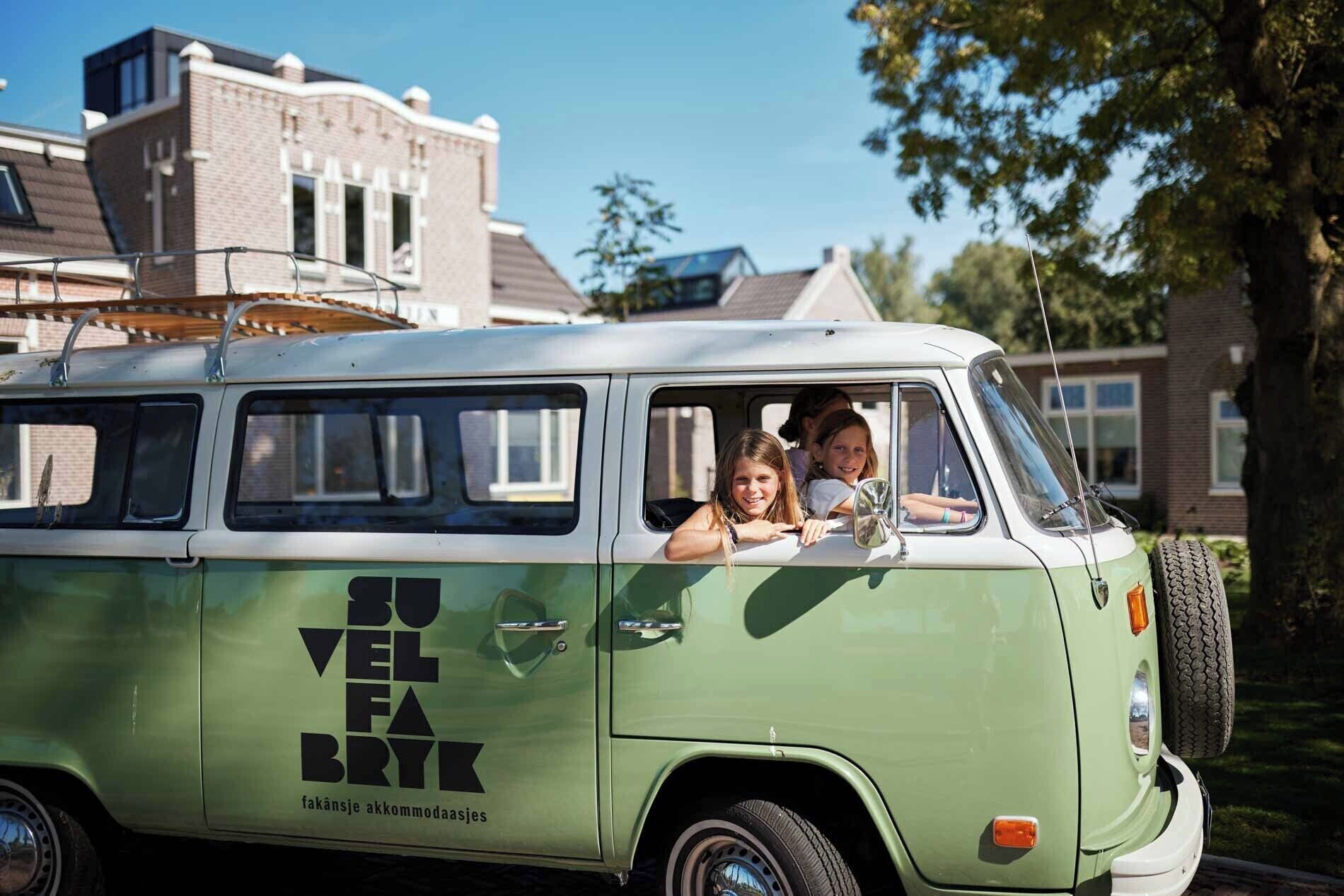 A green van with the text "SO VEL FA BRYK" and "fakansje akkommodasjes" on its side.