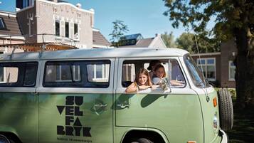 A green van with the text "SO VEL FA BRYK" and "fakansje akkommodasjes" on its side.