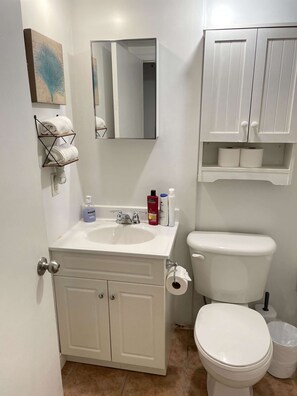 Ducha, secador de pelo y toallas