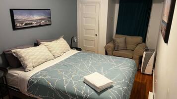 2 bedrooms, desk, iron/ironing board, WiFi