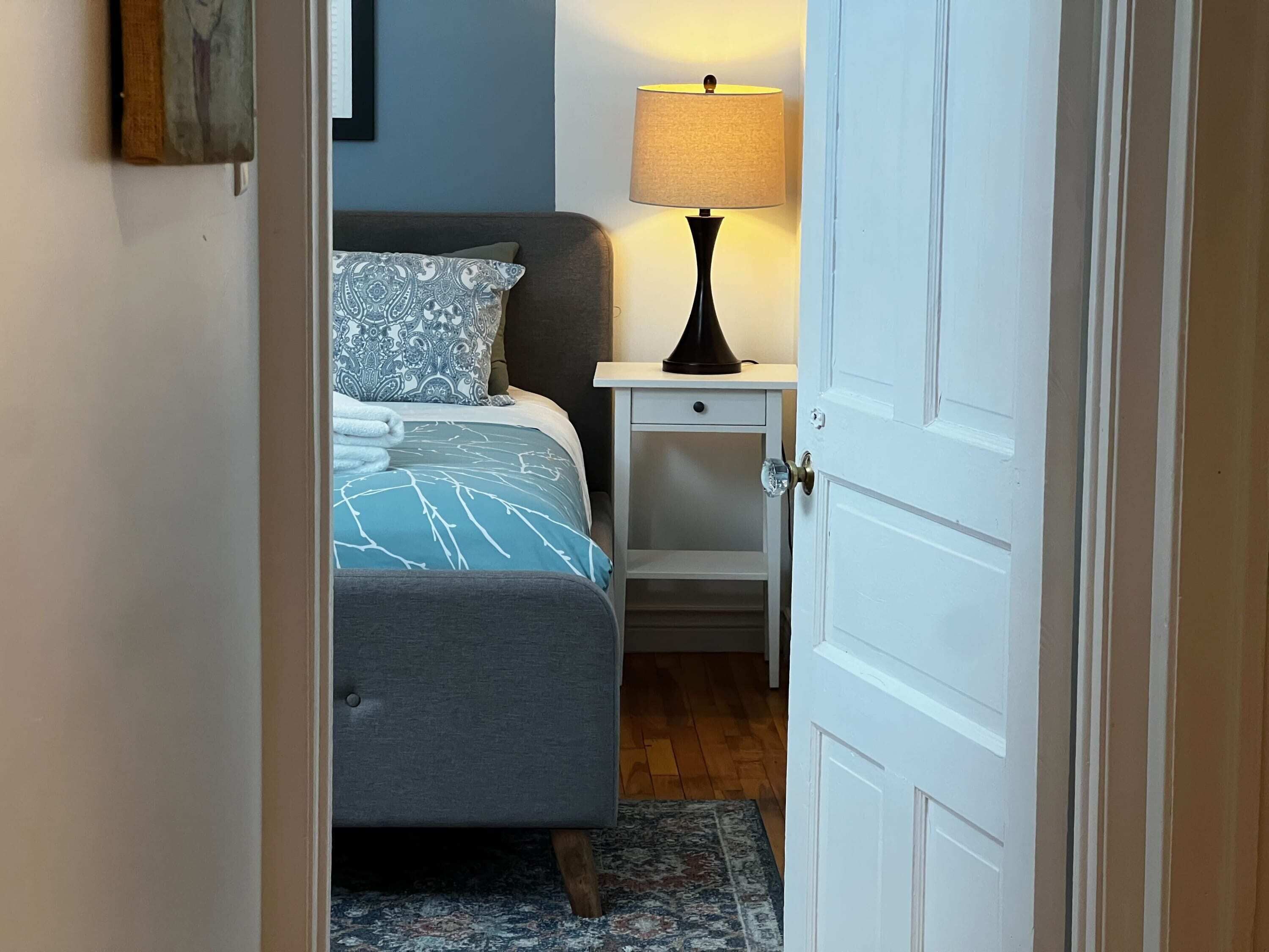 2 soverom, skrivebord, strykejern/-brett og wi-fi