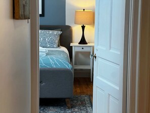 2 bedrooms, desk, iron/ironing board, WiFi - Inglis Heritage: Cozy 2-BDRM near Waterfront (Halifax)