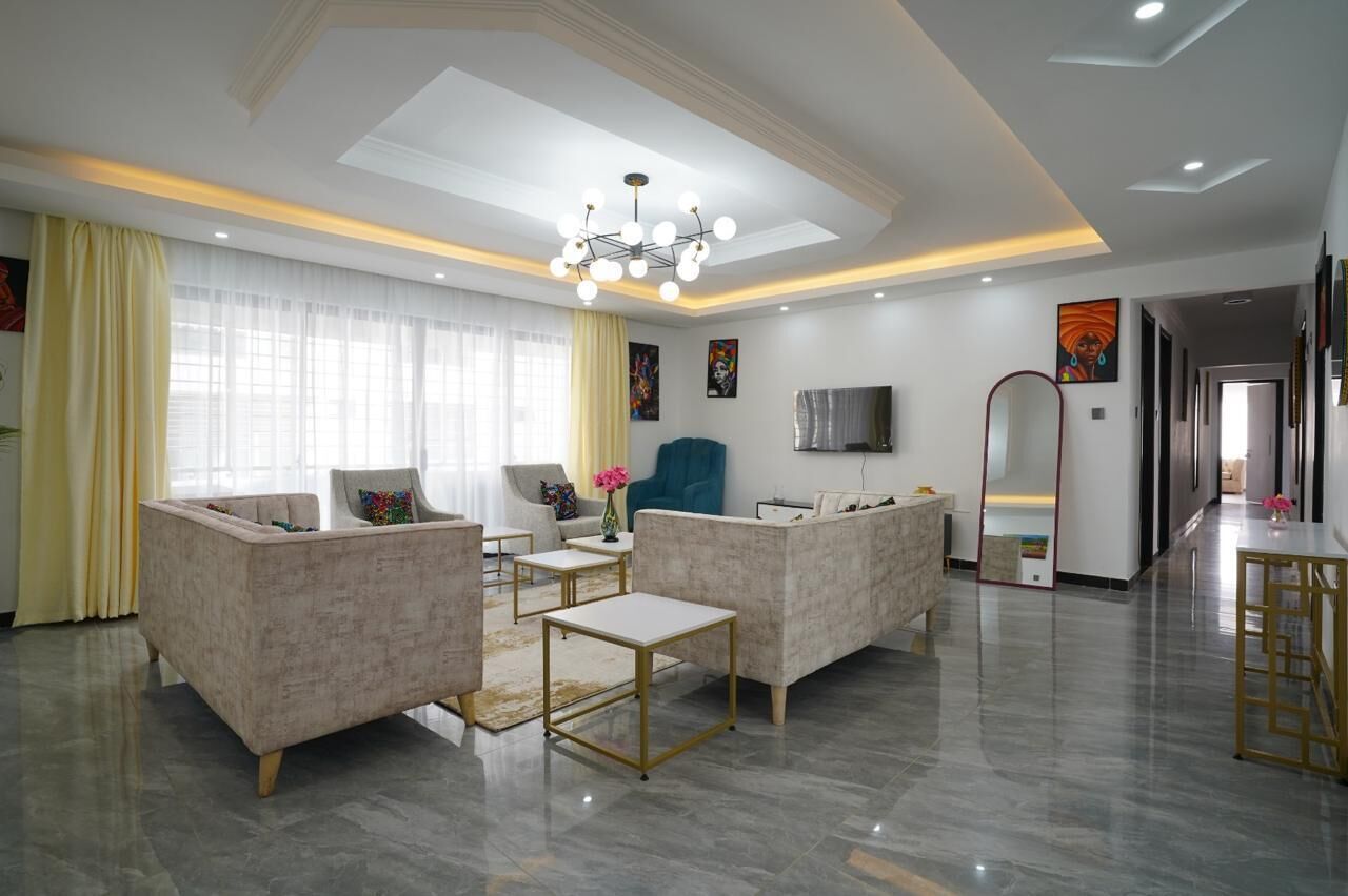 家庭公寓, 城市景观 | 起居区 | 24-英寸智能电视（配备数码频道）