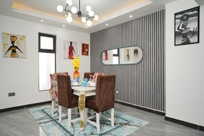 Appartement Familial, vue ville | Coin séjour | TV connectée de 24 pouces avec chaînes numériques