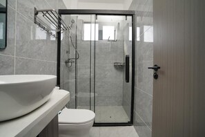 Family Apartment, City View | Bathroom | Shower, free toiletries, slippers, towels - Lux Suites Platinum Oak Residency (Nairobi)
