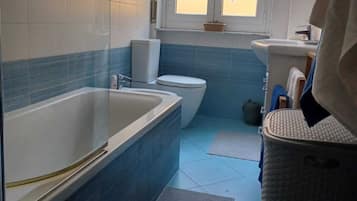 Asciugacapelli, bidet, asciugamani, sapone