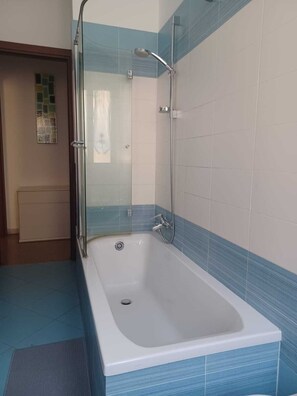 Secador de pelo, bidet, toallas, jabón