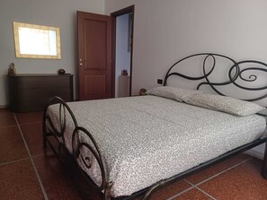 2 chambres, coffre-fort, fer et planche à repasser