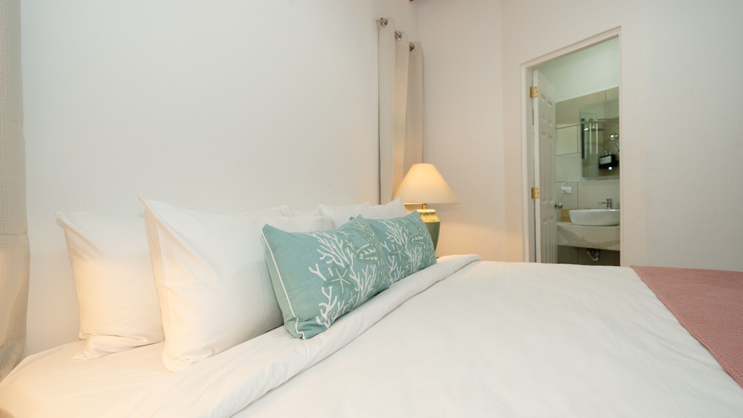 3 bedrooms, iron/ironing board, free WiFi