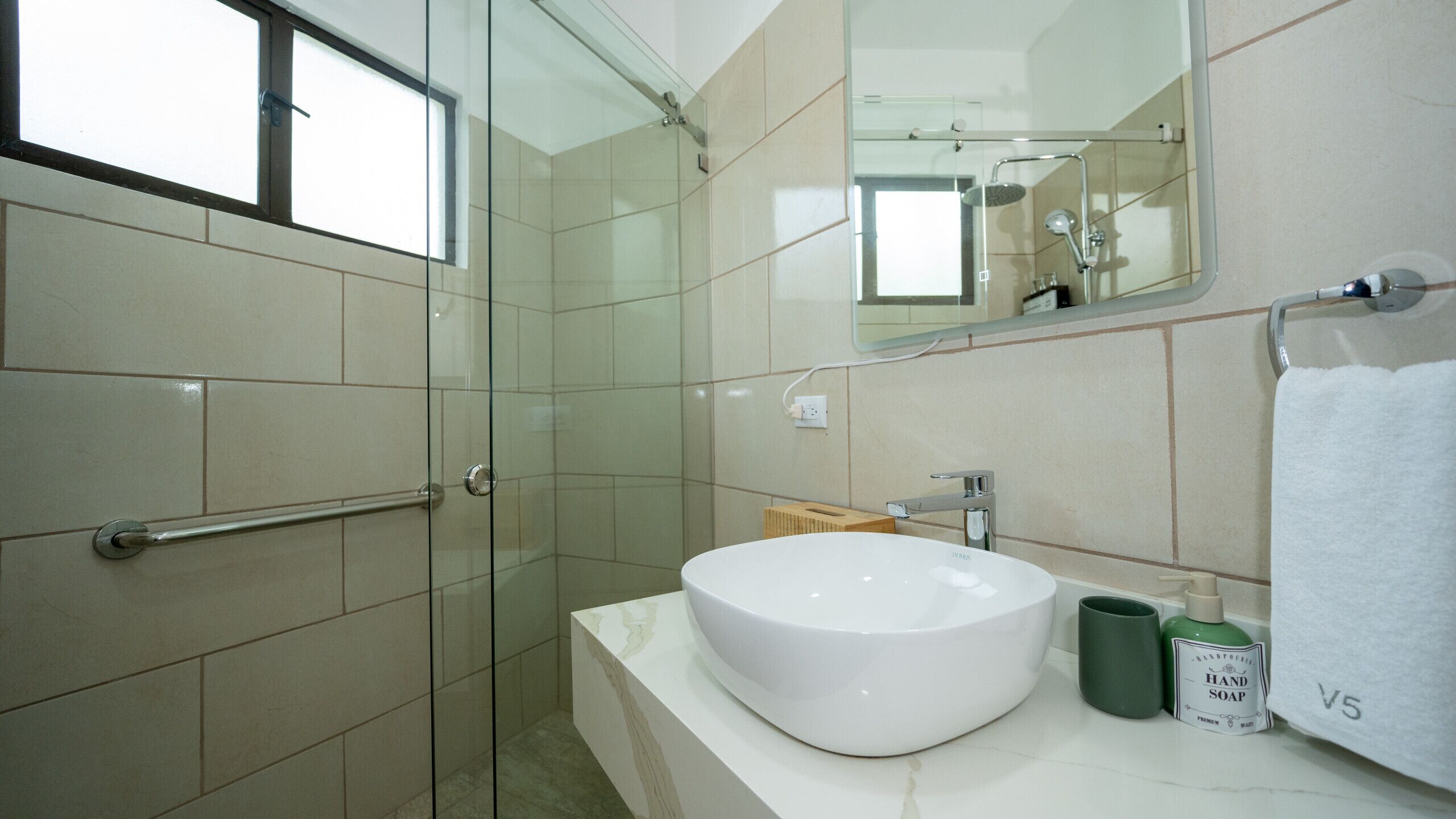 Douche, sèche-cheveux, serviettes fournies
