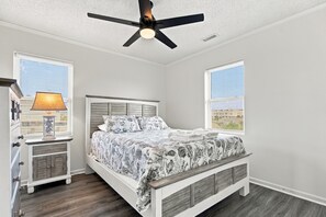 Master Queen Bedroom w/ Full Ensuite Bath
