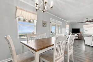 Dining Area (Seats 6)