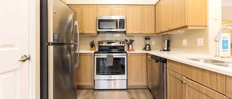 Réfrigérateur, micro-ondes, four, plaque de cuisson