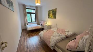 2 Schlafzimmer, Schreibtisch, Reisekinderbett, WLAN