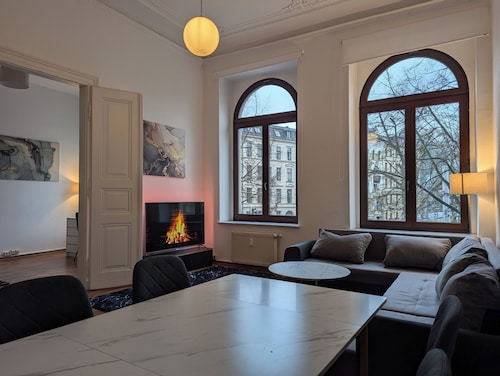 Chic vacation apartment - right by the arena