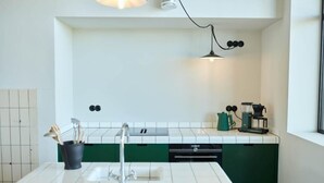 Kaffetrakter/tekoker, kjøleskap og oppvaskmaskin