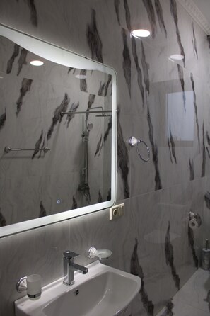 Deluxe Double or Twin Room, 1 Bedroom, Mountain View | Bathroom | Eco-friendly toiletries, hair dryer, slippers, bidet