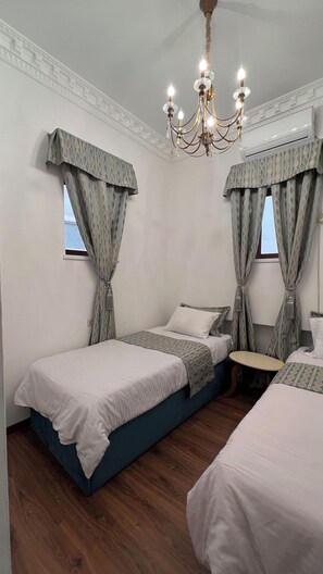 Egyptian cotton sheets, premium bedding, down comforters, pillowtop beds - Otyak Plaza Hotel (Parakar)