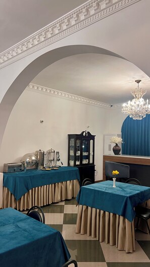 Restaurant - Otyak Plaza Hotel (Parakar)