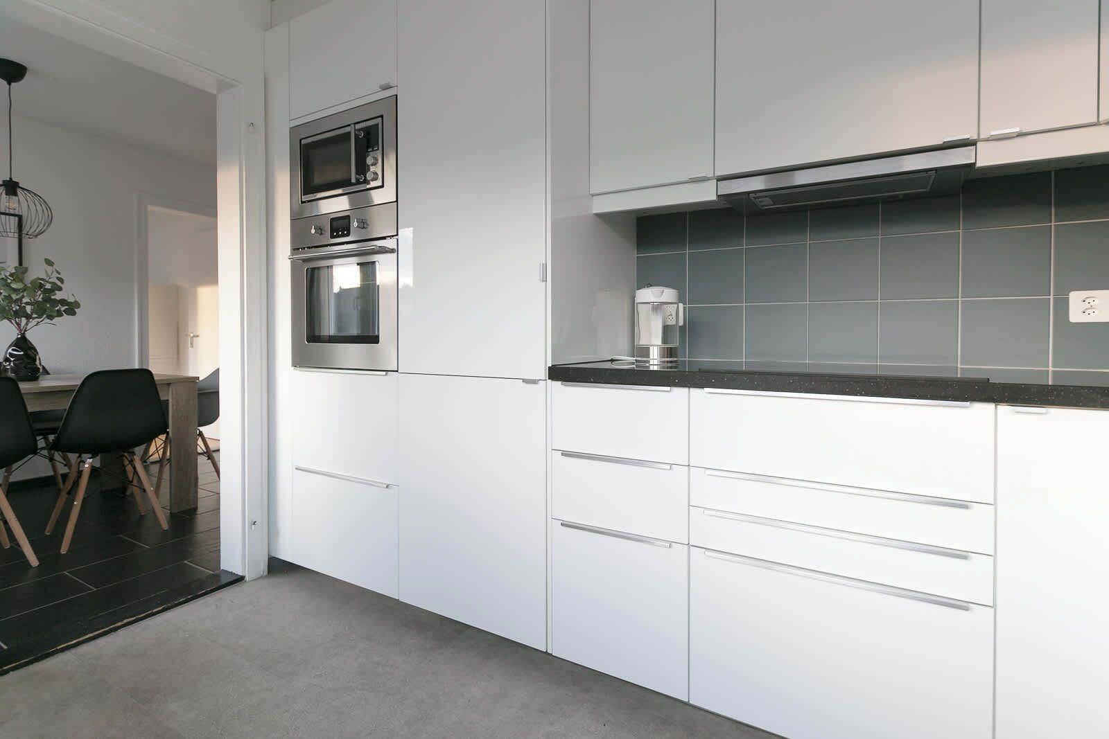 Frigorífico, microondas, horno y placa de cocina