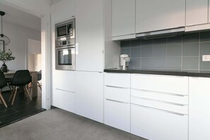 Køleskab, mikrobølgeovn, ovn, kogeplade