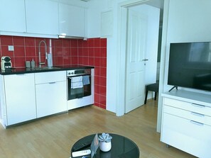 Jääkaappi, uuni, liesi, astianpesukone