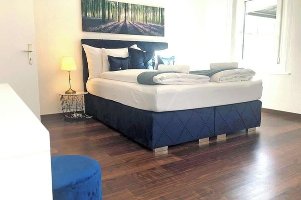 Zwei SchIafzimmer mit 160/200 Boxspringbett und Kleiderschrank mit genügend Platz für kurze oder längere Aufenthalte. Auch genügend Kleiderbügel, stehen neben einem Arbeitspult für HomeOffice auch für dich bereit.