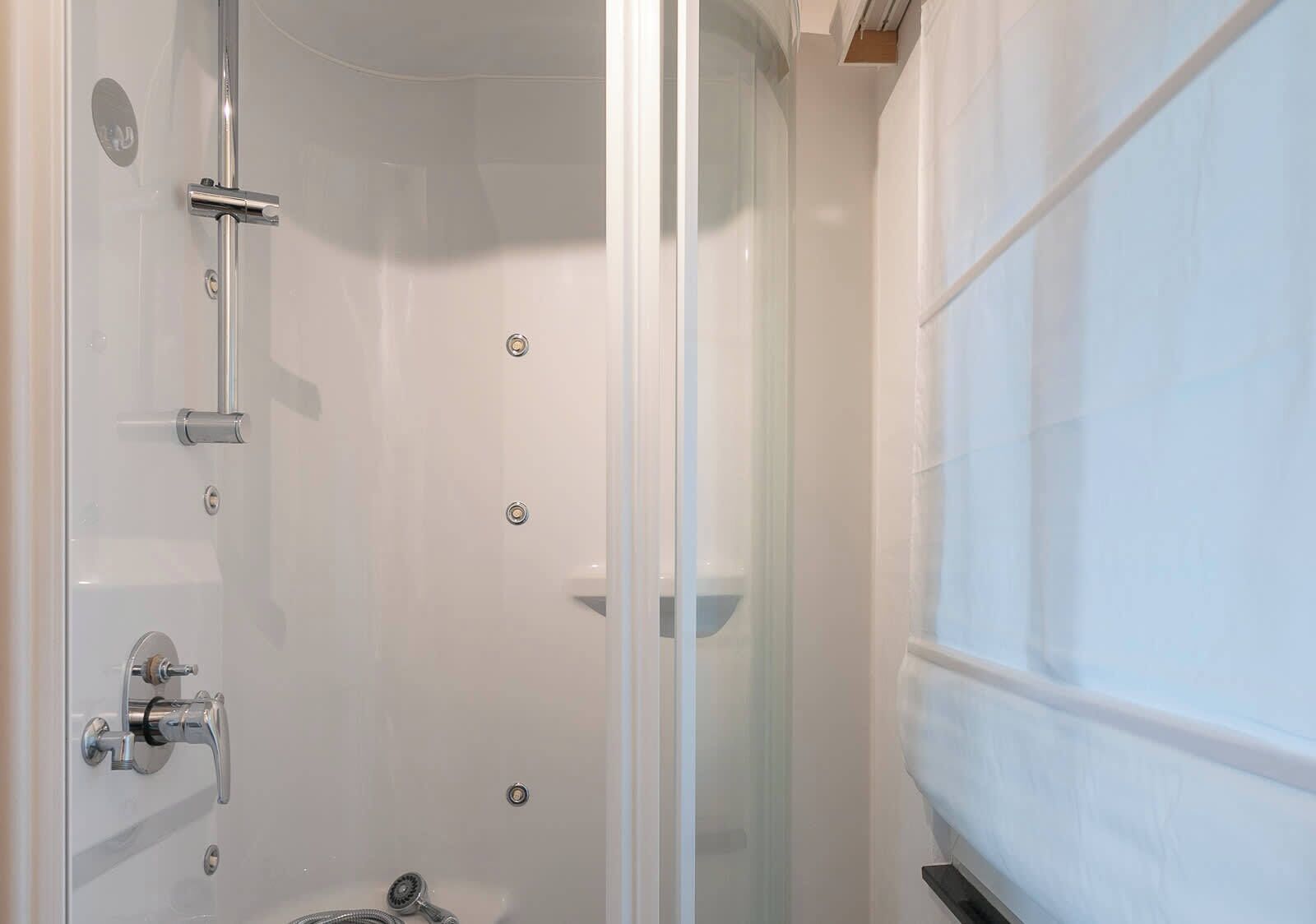 Douche, sèche-cheveux, savon, shampoing