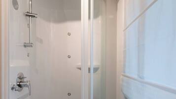 Dusche, Haartrockner, Seife, Shampoo