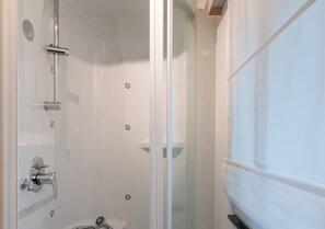 Dusche, Haartrockner, Seife, Shampoo