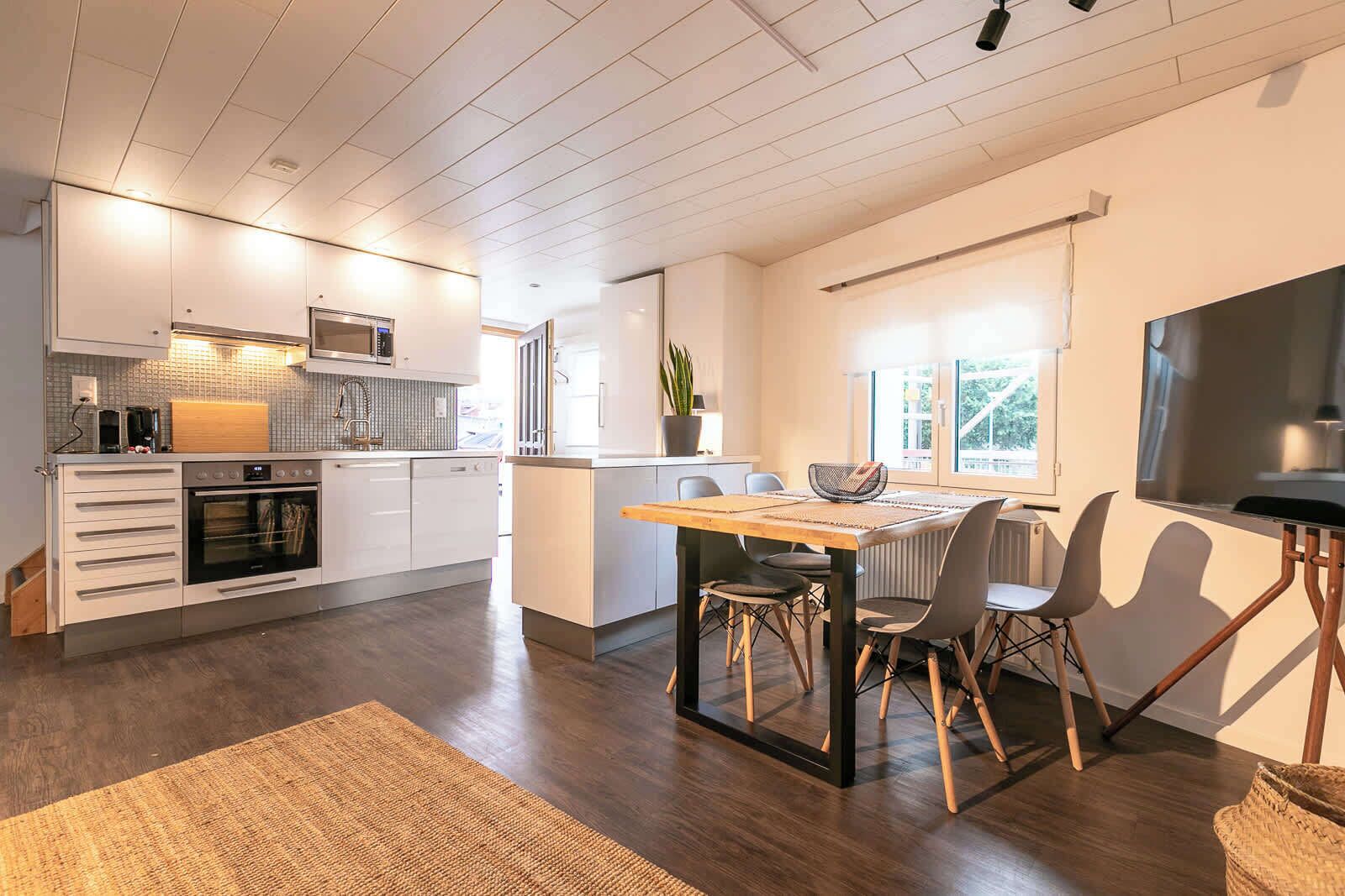 Fridge, oven, stovetop, dishwasher