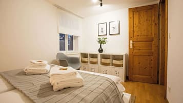 2 bedrooms, iron/ironing board, WiFi, bed sheets