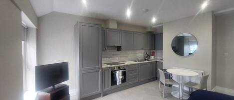 Fridge, oven, stovetop, dishwasher