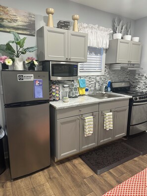 Een koelkast, een microgolfoven, een oven, een kookplaat