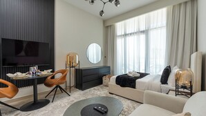 舒適開放式客房, 露台, 城市景 | 埃及棉床單、高級寢具、記憶棉床墊、書桌