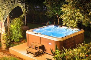 Outdoor spa tub - Villa Mirsini Private Pool & Jacuzzi (Georgioupoli)