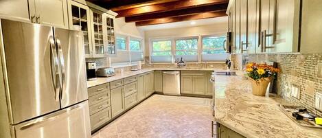 Mikrowelle, Herdplatte, Geschirrspüler