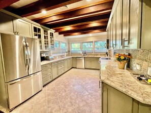 Mikrobølgeovn, kokeplater, oppvaskmaskin og kaffetrakter/tekoker