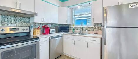 Refrigerador, microondas, horno y parrilla de estufa