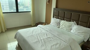 Studio Comfort, balkon, pemandangan kota | Ruang kerja ramah laptop, kedap suara, dan setrika/meja setrika