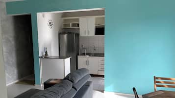 Apartamento conforto, vista para a cidade | Área de estar | TV de tela plana