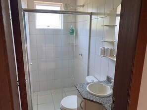 Lägenhet Comfort - utsikt mot staden | Badrum | Dusch, gratis toalettartiklar och handdukar